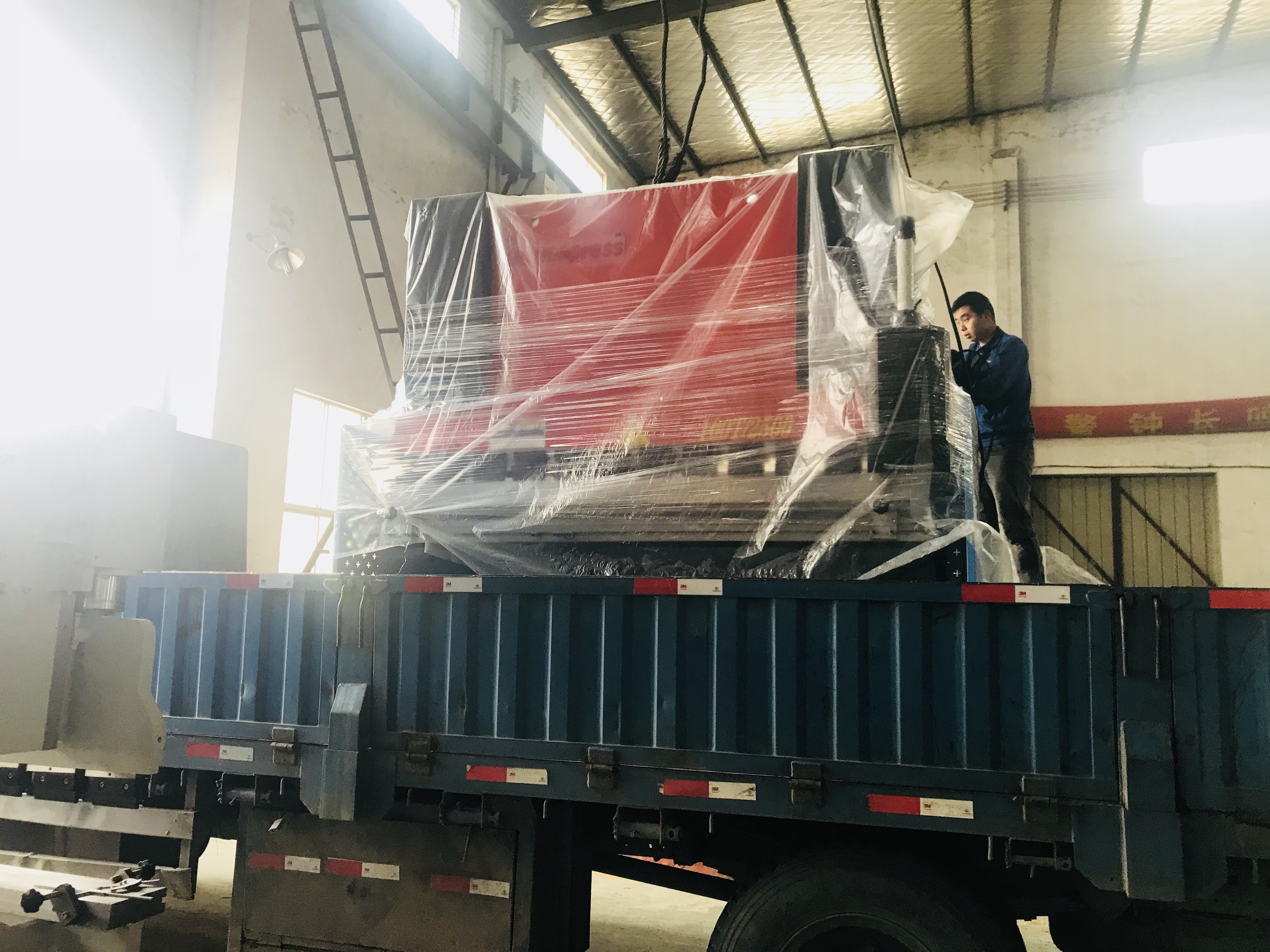 To Vietnam - WC67Y 100T 2500 hydraulic press brake machines delivery out